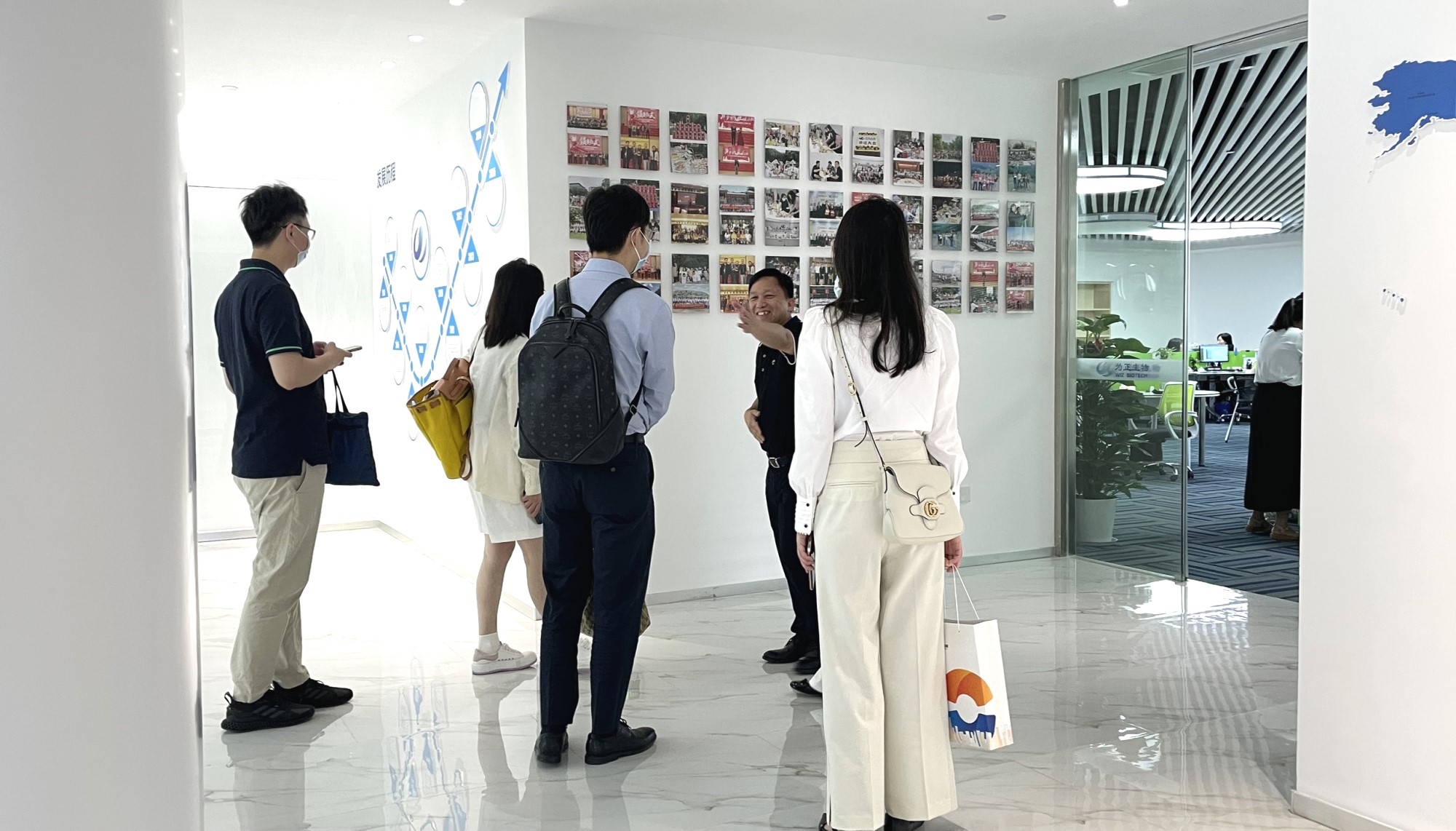 深圳市商务局和罗湖区投资推广署领导莅临我司交流 (3).jpg
