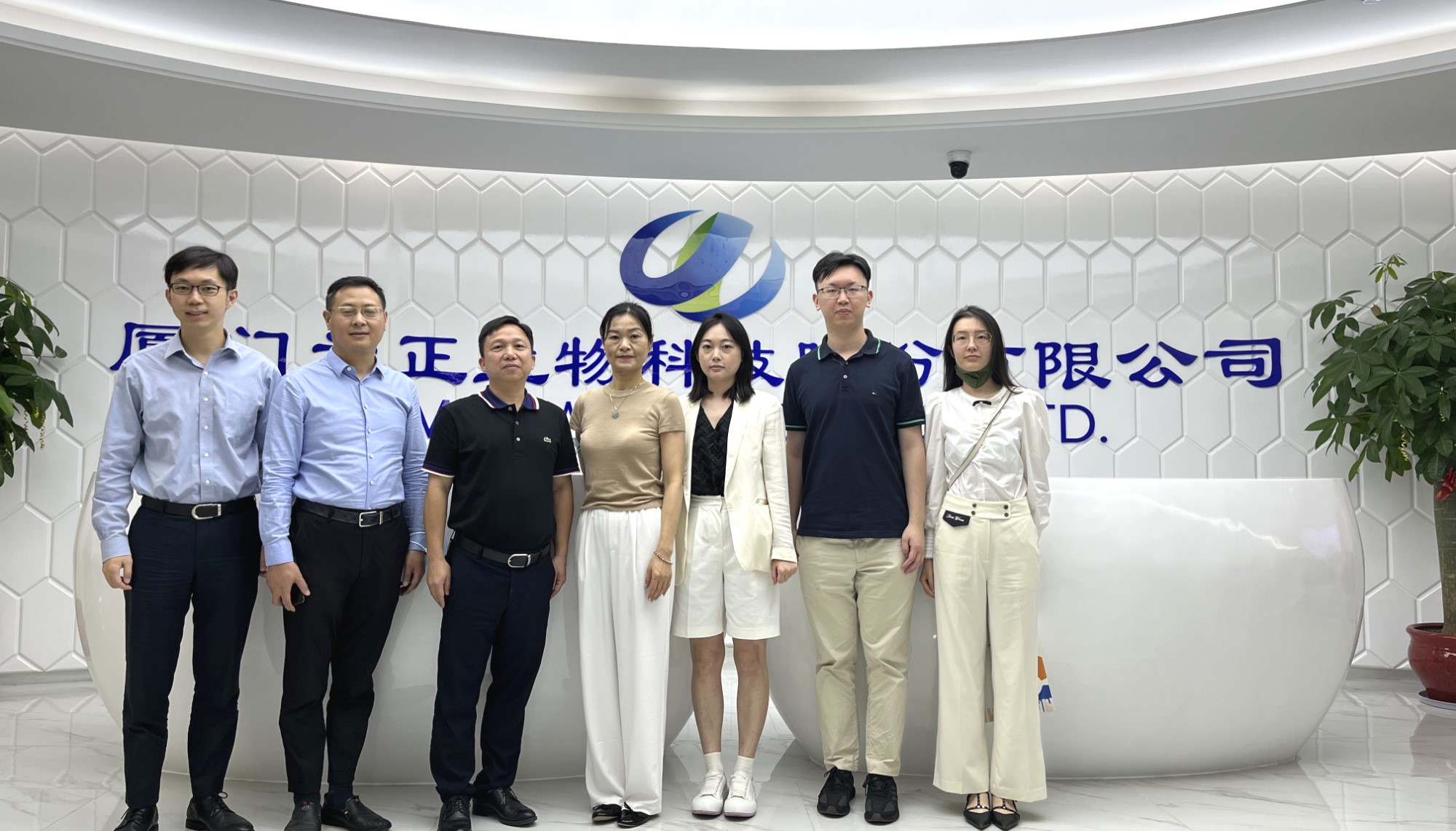 深圳市商务局和罗湖区投资推广署领导莅临我司交流 (1).jpg
